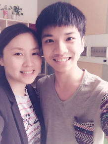 趙志堃同學和張娟老師合影