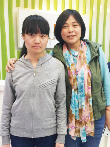 章雪萌同學和唐玲老師合影