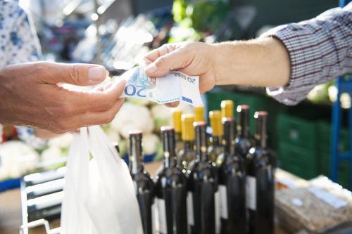 英語中如何表達不情愿的花錢?你可以用shell out!